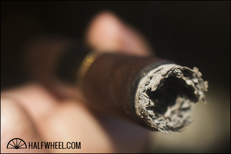 特雷斯·雷纳斯·科罗纳 2.jpg TRES REYNAS 2013 CORONA 雪茄