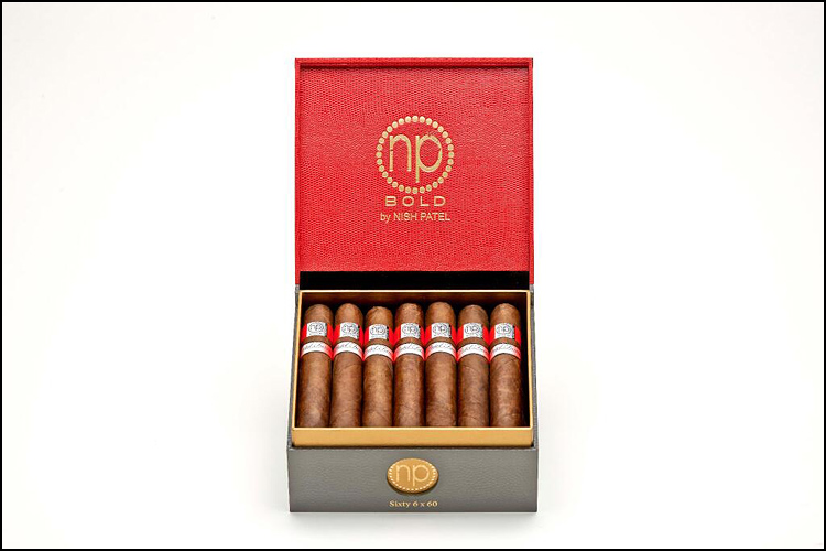 75 总体得分 在为这篇评论抽完前两雪茄后，我对 Nish Patel 的 Bold 雪茄的制作方法感到困惑。口味是如此不同，如此陌生，以至于我无法相信我正在吸食的是 Rocky Patel 广泛产品组合中的最新产品。虽然并非公司所有的雪茄都很棒，但至少您可以相当有把握地说它们都很美味，而 Nish Patel 的 Bold 雪茄则不然。等了几天抽完最后一雪茄后，我仍然发现了一些相同的味道，但在后半段也有一种粗糙的刺耳感，这让这款雪茄变得太难闻了，不值得推荐。也许样品有问题，也许贸易展对他们造成了损失；我不知道。一旦他们进入零售市场以比较笔记，我几乎有义务尝试另一种，因为我对这雪茄感到非常困惑。目前，Nish Patel 的 Bold 以其大胆的方式名副其实，但不是我推荐的方式。