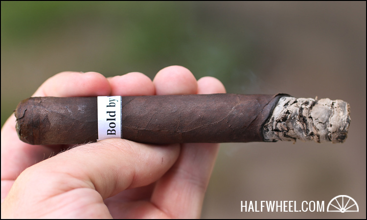 75 总体得分 在为这篇评论抽完前两雪茄后，我对 Nish Patel 的 Bold 雪茄的制作方法感到困惑。口味是如此不同，如此陌生，以至于我无法相信我正在吸食的是 Rocky Patel 广泛产品组合中的最新产品。虽然并非公司所有的雪茄都很棒，但至少您可以相当有把握地说它们都很美味，而 Nish Patel 的 Bold 雪茄则不然。等了几天抽完最后一雪茄后，我仍然发现了一些相同的味道，但在后半段也有一种粗糙的刺耳感，这让这款雪茄变得太难闻了，不值得推荐。也许样品有问题，也许贸易展对他们造成了损失；我不知道。一旦他们进入零售市场以比较笔记，我几乎有义务尝试另一种，因为我对这雪茄感到非常困惑。目前，Nish Patel 的 Bold 以其大胆的方式名副其实，但不是我推荐的方式。