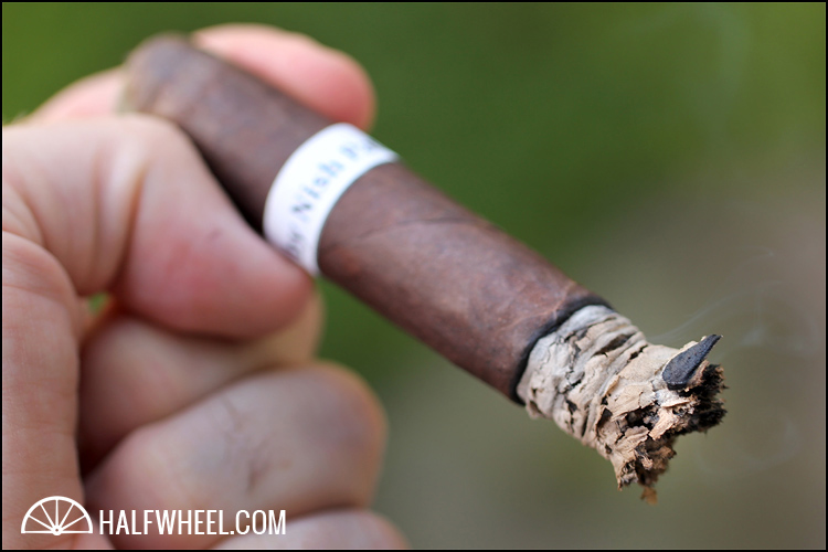 75 总体得分 在为这篇评论抽完前两雪茄后，我对 Nish Patel 的 Bold 雪茄的制作方法感到困惑。口味是如此不同，如此陌生，以至于我无法相信我正在吸食的是 Rocky Patel 广泛产品组合中的最新产品。虽然并非公司所有的雪茄都很棒，但至少您可以相当有把握地说它们都很美味，而 Nish Patel 的 Bold 雪茄则不然。等了几天抽完最后一雪茄后，我仍然发现了一些相同的味道，但在后半段也有一种粗糙的刺耳感，这让这款雪茄变得太难闻了，不值得推荐。也许样品有问题，也许贸易展对他们造成了损失；我不知道。一旦他们进入零售市场以比较笔记，我几乎有义务尝试另一种，因为我对这雪茄感到非常困惑。目前，Nish Patel 的 Bold 以其大胆的方式名副其实，但不是我推荐的方式。