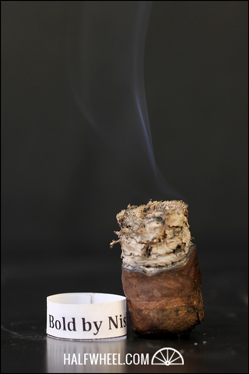 75 总体得分 在为这篇评论抽完前两雪茄后，我对 Nish Patel 的 Bold 雪茄的制作方法感到困惑。口味是如此不同，如此陌生，以至于我无法相信我正在吸食的是 Rocky Patel 广泛产品组合中的最新产品。虽然并非公司所有的雪茄都很棒，但至少您可以相当有把握地说它们都很美味，而 Nish Patel 的 Bold 雪茄则不然。等了几天抽完最后一雪茄后，我仍然发现了一些相同的味道，但在后半段也有一种粗糙的刺耳感，这让这款雪茄变得太难闻了，不值得推荐。也许样品有问题，也许贸易展对他们造成了损失；我不知道。一旦他们进入零售市场以比较笔记，我几乎有义务尝试另一种，因为我对这雪茄感到非常困惑。目前，Nish Patel 的 Bold 以其大胆的方式名副其实，但不是我推荐的方式。